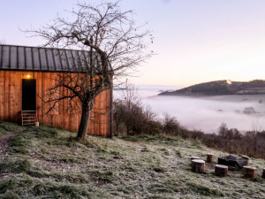 Slavné šumavské Tři domky vybudoval pražský kavárník, tyto tiny house zbožňují Češi i zahraniční návštěvníci