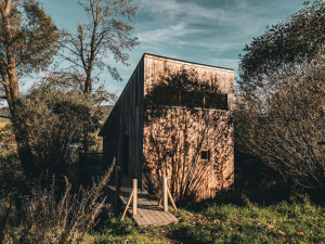 Slavné šumavské Tři domky vybudoval pražský kavárník, tyto tiny house zbožňují Češi i zahraniční návštěvníci