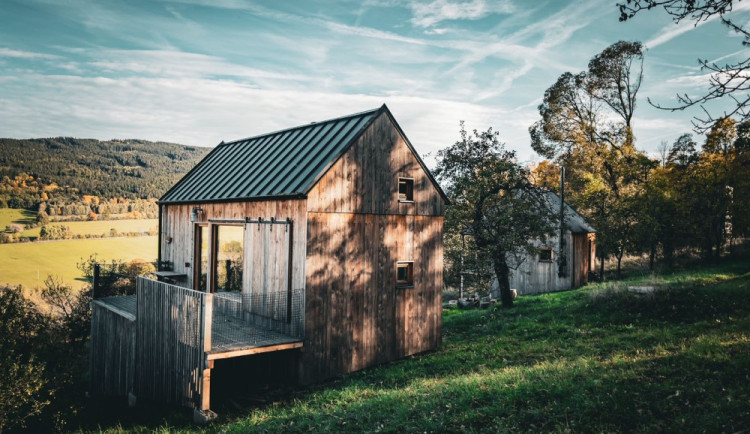 Slavné šumavské Tři domky vybudoval pražský kavárník, tyto tiny house zbožňují Češi i zahraniční návštěvníci