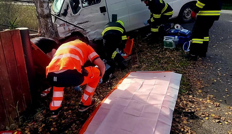 Motorkář skončil v plotu po střetu s dodávkou. Záchranáři ho museli vyprostit