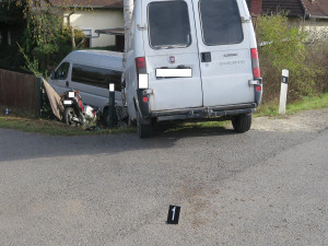 Motorkář skončil v plotu po střetu s dodávkou. Záchranáři ho museli vyprostit