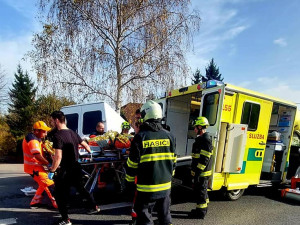 Motorkář skončil v plotu po střetu s dodávkou. Záchranáři ho museli vyprostit