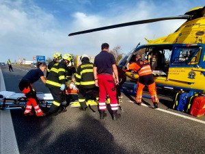 Motorkář skončil v plotu po střetu s dodávkou. Záchranáři ho museli vyprostit