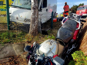 Motorkář skončil v plotu po střetu s dodávkou. Záchranáři ho museli vyprostit