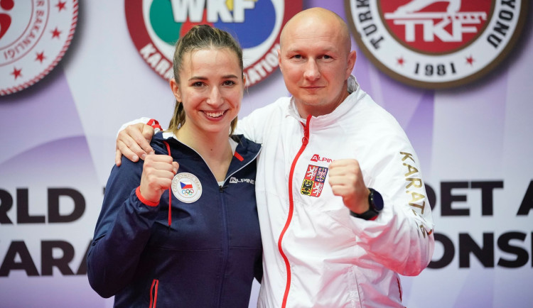 Karatistka Martina Šáchová a trenér Miroslav Hýsek.