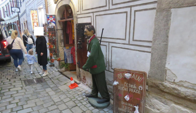 Muž při ujíždění ulicemi Českého Krumlova srazil čerta