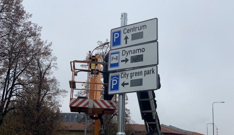 Instalace značek v Mánesově ulici.