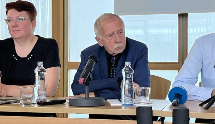 Lidi ve vazbě mají málo soukromí a spodního prádla, zjistil ombudsman