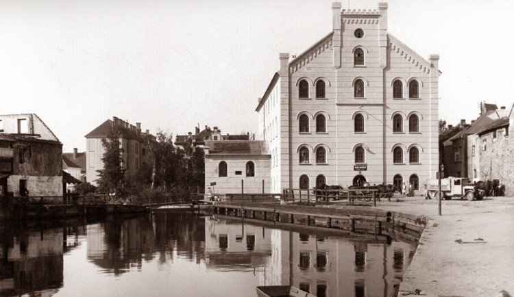 Přední mlýn a situce na Vltavě v roce 1929.