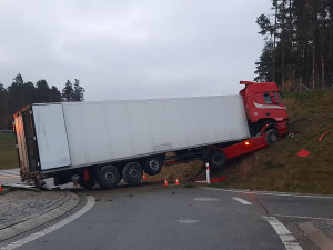 Řidič kamionu nezvládl u D3 jízdu kruhovým objezdem. Nadýchal přes přes dvě a půl promile