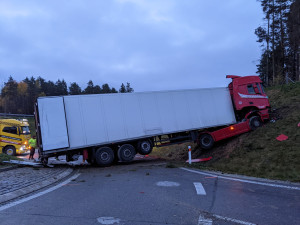 Řidič kamionu nezvládl u D3 jízdu kruhovým objezdem. Nadýchal přes přes dvě a půl promile