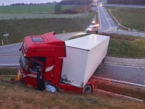 Řidič kamionu nezvládl u D3 jízdu kruhovým objezdem. Nadýchal přes přes dvě a půl promile