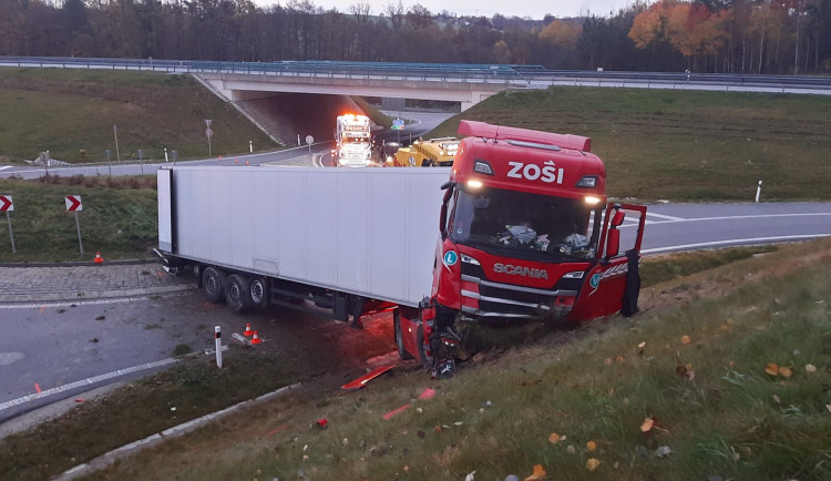 Řidič kamionu nezvládl u D3 jízdu kruhovým objezdem. Nadýchal přes přes dvě a půl promile