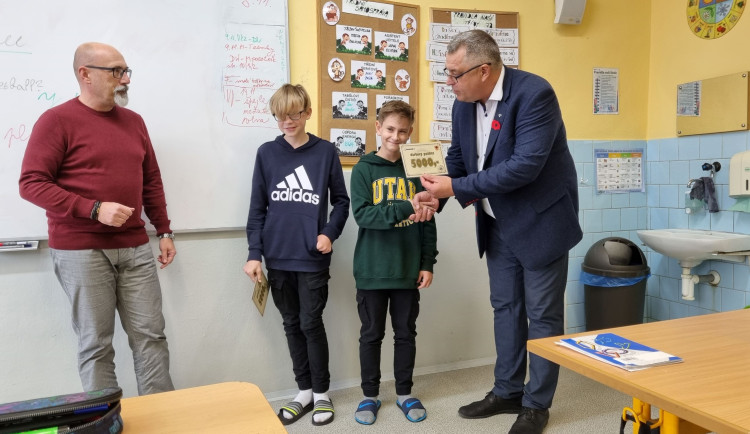 Naštěstí tam byl klacek, kterého se držel, popisují dva sedmáci z Uničova záchranu kamaráda z jímky