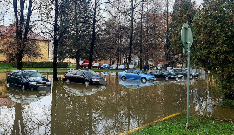 Kvůli prasklému potrubí byla ráno část Budějc bez vody. Oprava potrvá několik dní