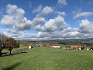 Česko-rakouské příhraničí a hlavní silnice, která spojuje Česko a Rakousko.