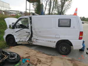 Žena nerespektovala plnou čáru. Naboural do ní motorkář, který se léčí několik týdnů