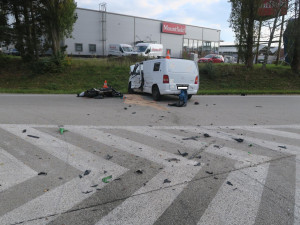 Žena nerespektovala plnou čáru. Naboural do ní motorkář, který se léčí několik týdnů