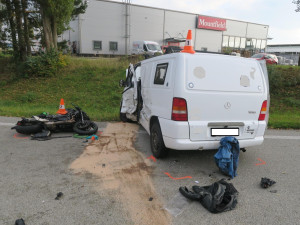 Žena nerespektovala plnou čáru. Naboural do ní motorkář, který se léčí několik týdnů