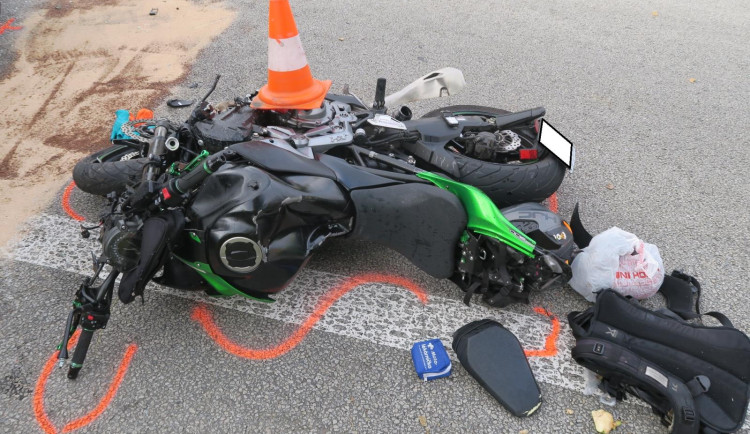 Žena nerespektovala plnou čáru. Naboural do ní motorkář, který se léčí několik týdnů