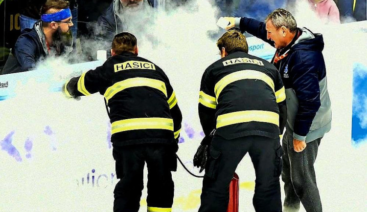 Prasklinu v Českých Budějovicích mohly způsobit mantinely nebo čerstvý led