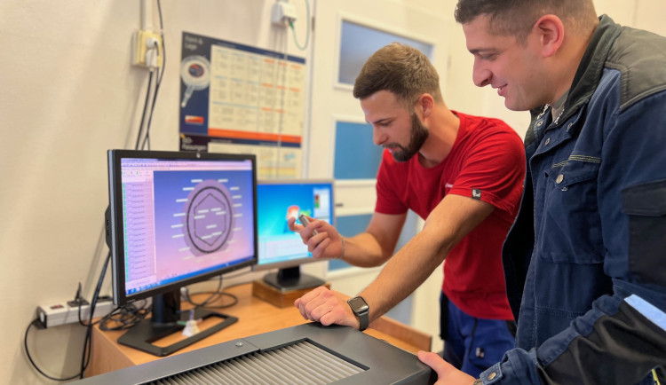 Dominik Trůbl (vlevo, MOTOR JIKOV Fostron a.s.) a Adnan Mohamed (VŠTE) při 3D kontrole aditivně vytištěného komponentu