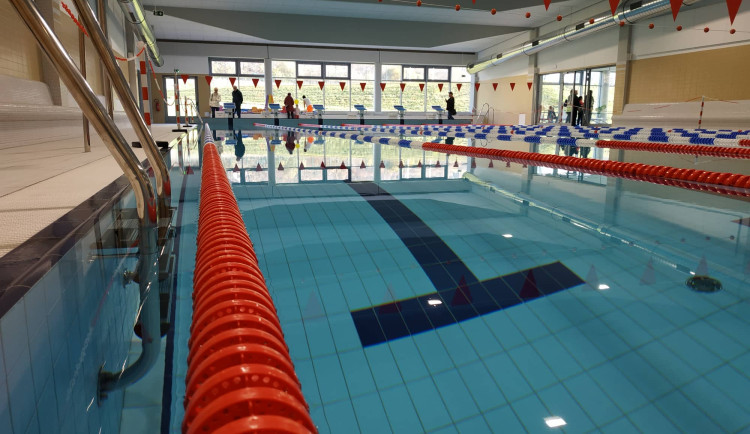 FOTOGALERIE: Akvapark ve Šternberku očekává první návštěvníky. Nabídne bazény, skluzavky i mokrý bar