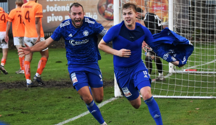 Fotbalisté Katovic slaví vítěznou branku v utkání s Hořovicemi.