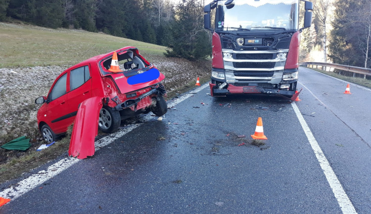 Řidič osobního auta nepřežil nehodu na Prachaticku