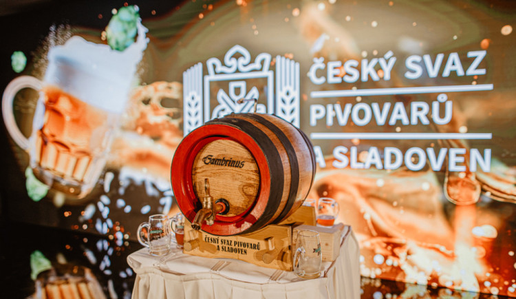 Prodeje piva letos rostou mírně, pivovary napjatě vyhlížejí vývoj situace v zimním období