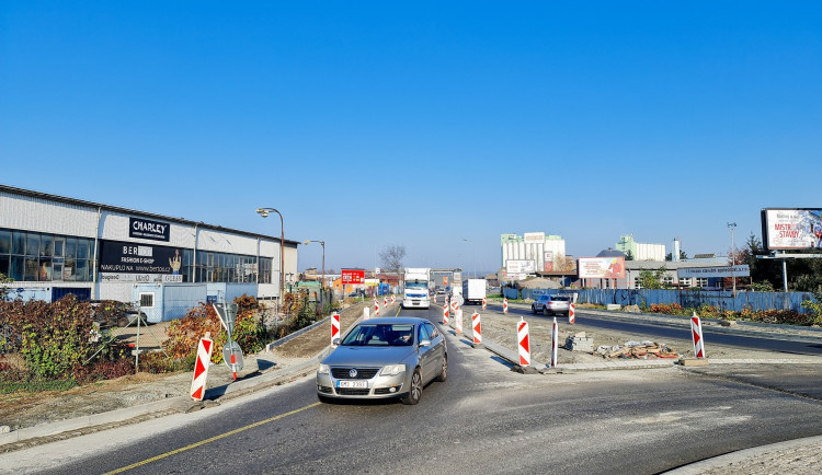 Zdržení v Přerově. Na okružní křižovatce na průtahu městem budou stavbaři až do soboty pokládat asfalt