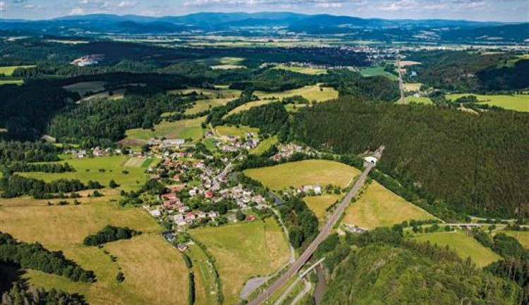 Na cestě do Hněvkova na řidiče padaly větve a kamení ze svahu. Speciální fréza ho upraví