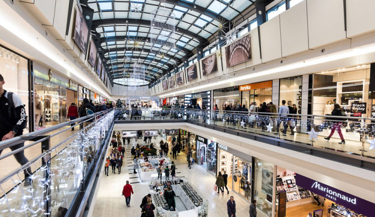 Muž v Brně vlezl do výlohy, aby ukradl dětem hračky