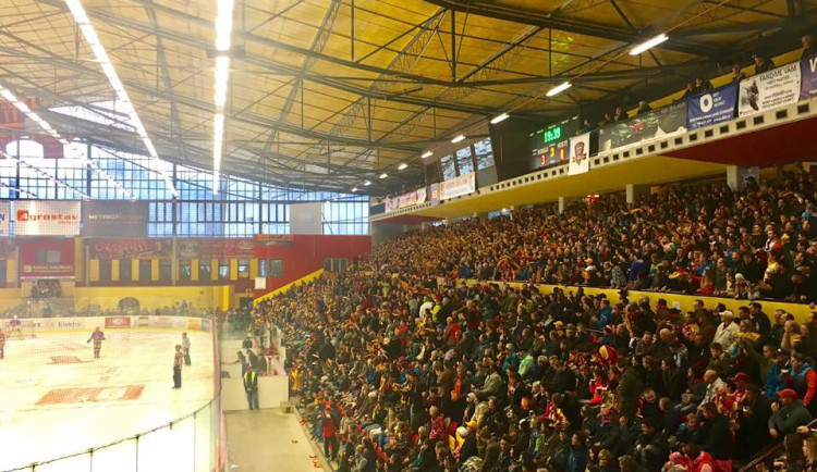 Zavřením jihlavského stadionu klesly hokejové Dukle příjmy, žádá proto fanoušky o podporu