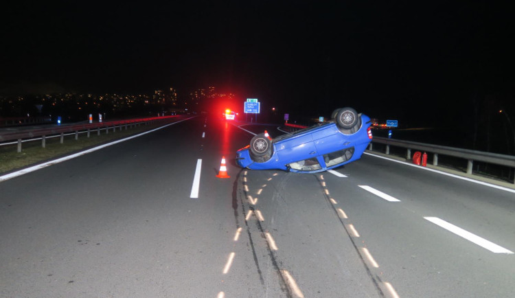Nehoda na Sokolovsku. Osobní automobil skončil po nárazu na střeše