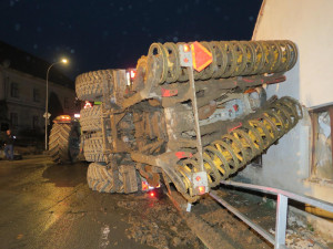 Na Dačicku havarovala cisterna plná močůvky. Likvidace trvala několik hodin