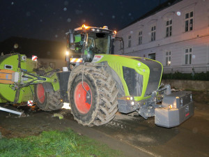 Na Dačicku havarovala cisterna plná močůvky. Likvidace trvala několik hodin