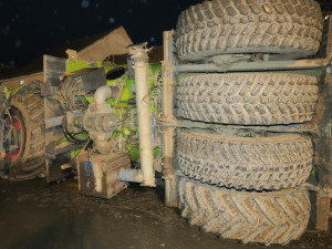 Na Dačicku havarovala cisterna plná močůvky. Likvidace trvala několik hodin