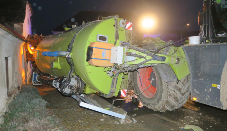 Na Dačicku havarovala cisterna plná močůvky. Likvidace trvala několik hodin