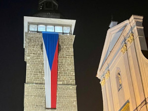 Černou věž zdobí česká vlajka.