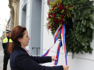 Primátorka Českých Budějovic Dagmar Škodová Parmová před budovou radnice.