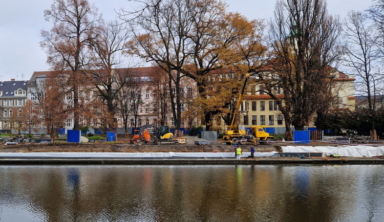 Park Dukelská se nachází na břehu řeky Malše.