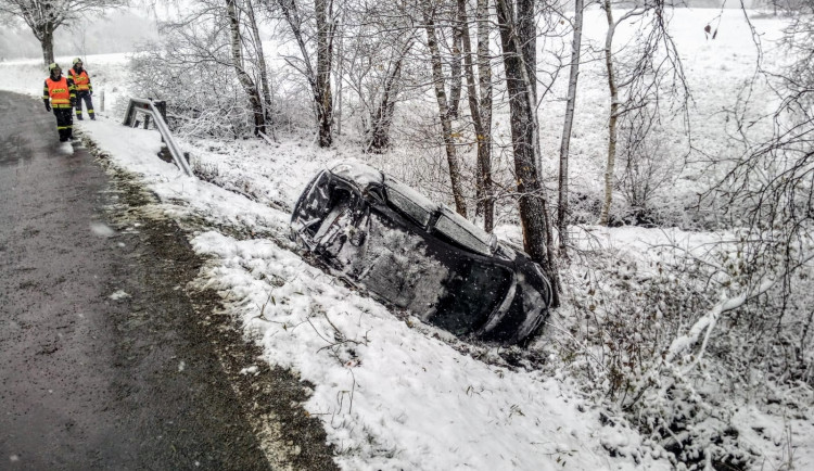 Sníh způsobil řadu nehod. Při jedné z nich se zranili čtyři lidé
