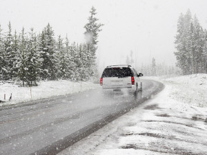 Na jihu Čech může být na silnicích rozbředlý i ujetý sníh. Hrozí náledí, varují meteorologové