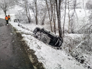 Sníh způsobil řadu nehod. Při jedné z nich se zranili čtyři lidé