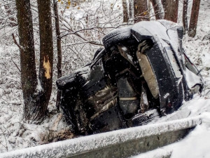 Sníh způsobil řadu nehod. Při jedné z nich se zranili čtyři lidé