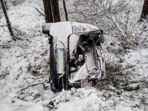 Sníh způsobil řadu nehod. Při jedné z nich se zranili čtyři lidé