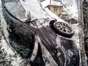 Sníh způsobil řadu nehod. Při jedné z nich se zranili čtyři lidé