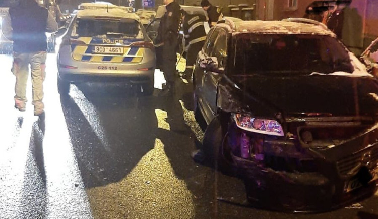 Opilý řidič přejel do protisměru, kde trefil policejní auto