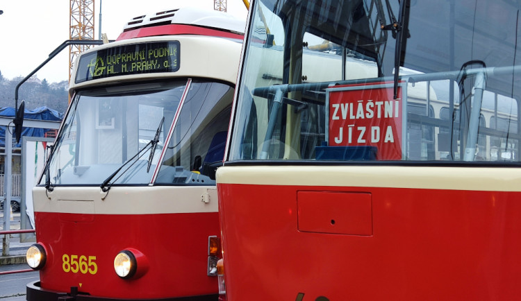 Kultovní tramvaje slaví narozeniny, Prahou projel jejich průvod